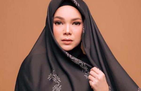 Dewi Sandra Artis Cantik Indonesia yang Punya Banyak Mantan Suami. (foto: Instagram)