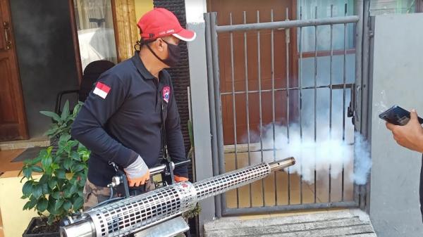 Dewan Pimpinan Pusat (DPP) Barisan Penjaga (Baja) Perindo kembali menggelar fogging demam berdarah di RW 09, Kelurahan Kayu Putih, Kecamatan Pulo Gadung, Jakarta Timur, Rabu (22/4/2020). (Foto: iNews.id/ Riezky Maulana).