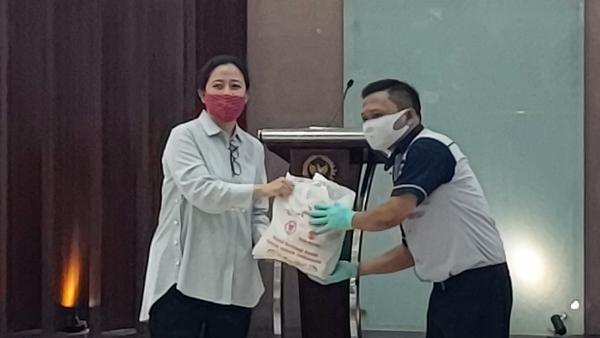 Bantuan Bukopin Felldy Ketua DPR menyalurkan bantuan sembako dari Bank Bukopin kepada sejumlah karyawan yang bertugas di Kompleks Parlemen, Kamis (23/4/2020). (Foto: iNews.id/Felldy Utama)