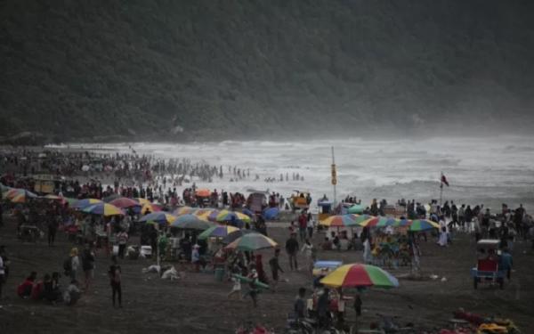 Pantai Parangtritis di Bantul Wisatawan menikmati suasana Pantai Parangtritis di Bantul, DI Yogyakarta, Minggu (5/1/2020). (Foto: Antara/Hendra Nurdiyansyah)