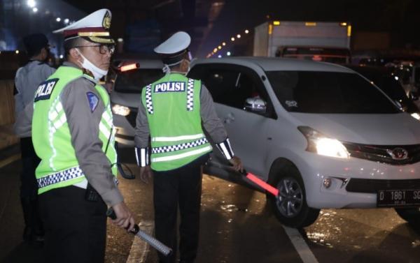 Dirlantas Polda Metro Jaya Kombes Pol Sambodo Purnomo Yogo memimpin langsung penyekatan di Cikarang Barat. (Foto: Twitter TMC Polda Metro Jaya)