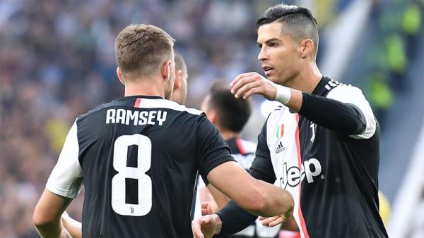 Aaron Ramsey dan Cristiano Ronaldo bermain bersama di Juventus. (Foto: lattaquant.com)