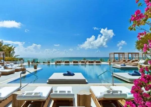 Penthouse Bouchard 2 Kolam Renang Penthouse Eugene Bouchard (foto: The Sun)