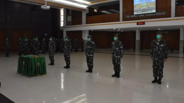 Mutasi TNI Dispenad Para perwira TNI mengikuti upacara serah terima jabatan di lingkungan Seskoad, Bandung, Jawa Barat, Kamis (23/4/2020). (Foto: Dispenad).
