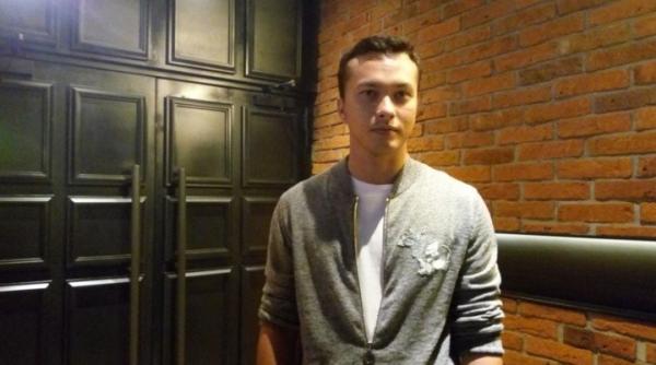 Nicholas Saputra dalam outfit hitam putih.