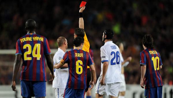 Wasit mengkartu merah gelandang Inter Milan Thiago Motta (tak terlihat) pada leg kedua semifinal Liga Champions 2009/2020 di Camp Nou, 28 April 2010. (Foto: Zimbio)