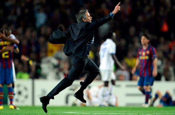 Pelatih Inter Milan Jose Mourinho berlari ke tengah lapangan merayakan sukses timnya menyingkirkan Barcelona pada leg kedua semifinal Liga Champions di Camp Nou, 28 April 2010. (Foto: Standard)