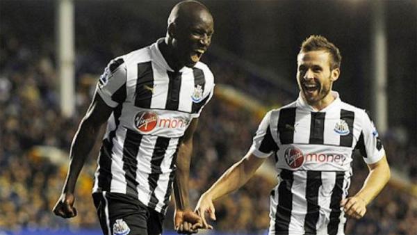Striker Newcastle United Demba Ba (kiri) antusias menyambut pemilik baru klub tersebut. (Foto: scmp.com)