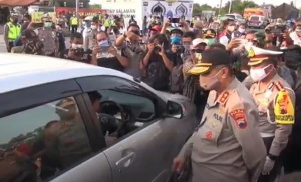 Kapolda Jateng memeriksa pengendara mobil yang melintas di Tol Pejagan, Brebes. (Foto: iNews/Yunibar)