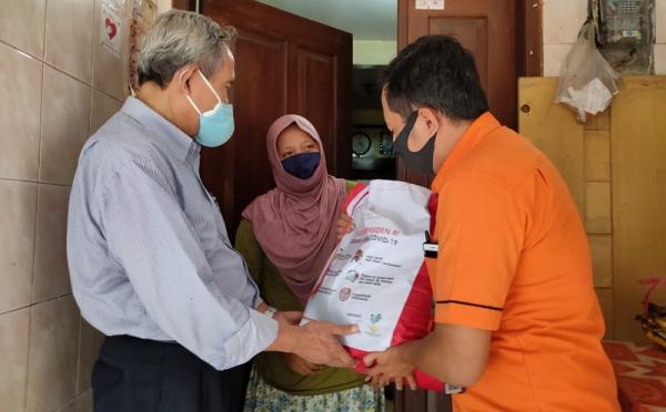 bansos ruf Kemensos menyalurkan bantuan sosial ke warga Cempaka Baru, Jakarta, Kamis (30/4/2020). (Foto: iNews.id/Irfan Ma`ruf)