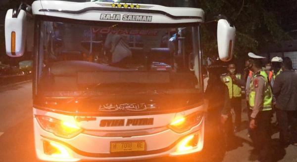 Bus Mudik Ist Polisi saat memeriksa Bus terkait larangan mudik. (Foto: ist)