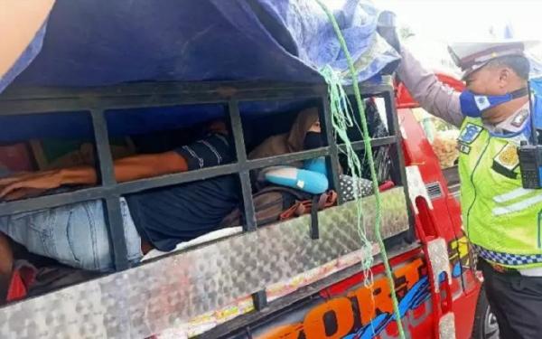 Mudik 1 Warga Semarang bersembunyi dai bawah tumpukan kerupuk agar bisa mudik terkena razia di Pelabuhan Merak (Foto: Istimewa)