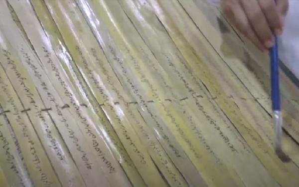 Alquran 2 Perawatan Alquran yang ditulis pada lembaran daun lontar di di Pondok Pesantren Multazam, Semarang, Jawa Tengah (Jateng). (Foto: iNews/Taufik Budi)