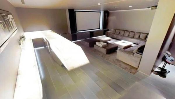 Bioskop pribadi menjadi salah satu fasilitas di rumah Eden Hazard. 