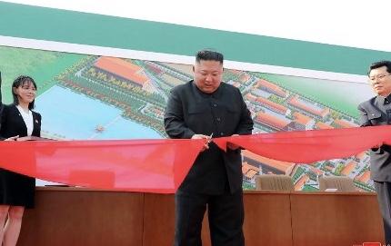 Kim jong un Kim Jong Un meresmikan pabrik pupuk (Foto: AFP)