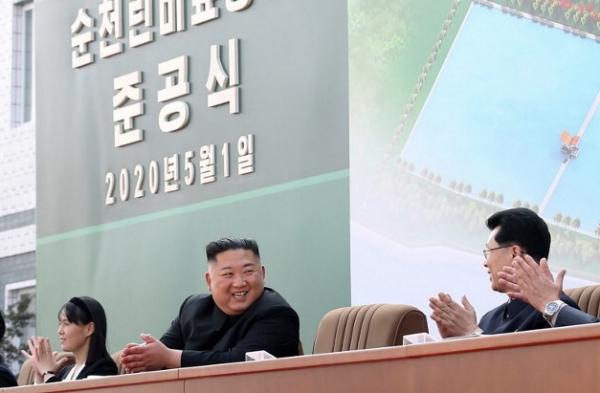 Kim jong un lagi2 Kim Jong Un meresmikan pabrik pupuk (Foto: AFP)
