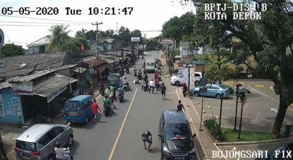 Tangkapan layar CCTV penjambretan tas Rp80 juta di Bojongsari, Depok, Jawa Barat, Senin (5/5/2020).