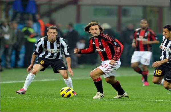 Andrea Pirlo saat masih berseragam AC Milan (foto: Givemesport)