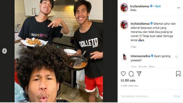 Garuda Select Masak Trio penggawa Garuda Select tengah memasak makanan berbuka puasa (foto: Instagram)