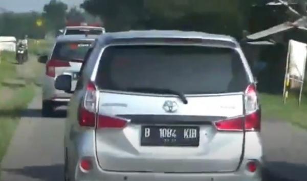7 Mudik Mobil pemudik melenggang bebas di jalur alternatif Brebes. (Foto: iNews/Yunibar)