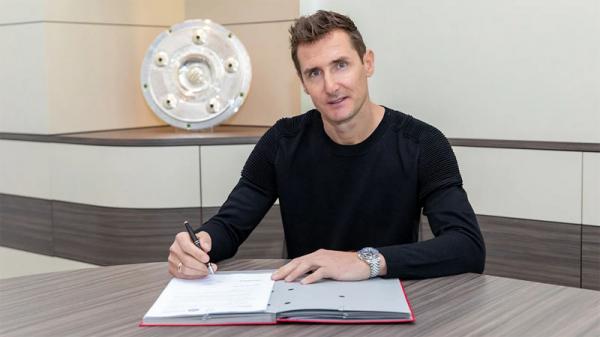 Miroslav Klose teken kontrak menjadi asisten pelatih Bayern Munchen, Kamis (7/5/2020). (Foto: FC Bayern)