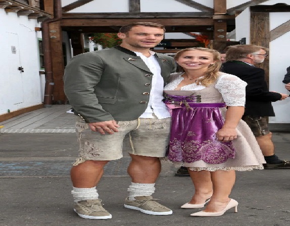 Neuer Nina Manuel Neuer saat masih bersama Nina (foto: The Sun)