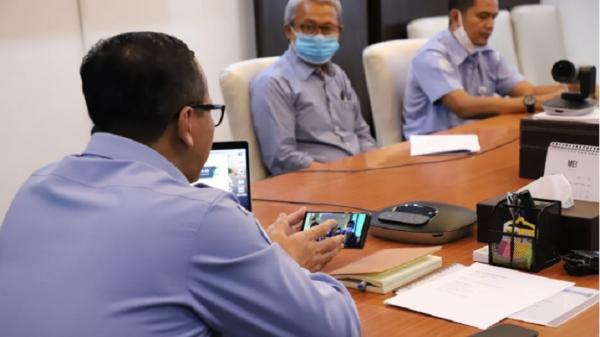 Edhy Prabowo Kelautan dan Perikanan (KKP), Edhy Prabowo berbincang dengan 14 anak buah kapal (ABK) Long Xing 629 melalui telepon, Jumat (8/5/2020). (Foto: KKP).