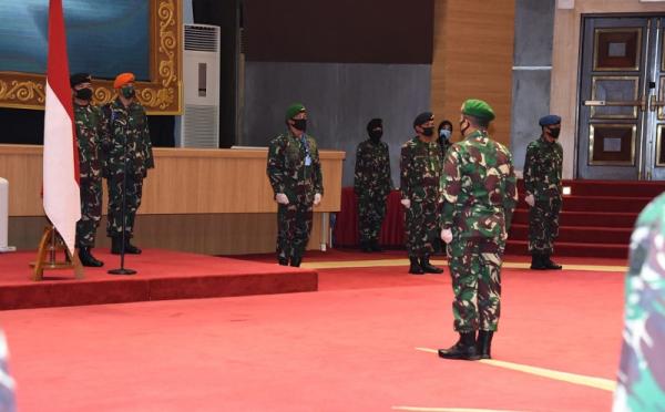 kenaikan pangkat tni 3 ist Panglima TNI Marsekal Hadi Tjahjanto memimpin upacara kenaikan pangkat 25 Pati TNI di Aula Gatot Soebroto, Mabes TNI, Cilangkap, Jakarta Timur, Jumat (8/5/2020). (Foto: Puspen TNI)