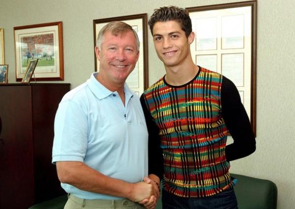 Ronaldo Ferguson Sir Alex Ferguson (kiri) bersalaman dengan Cristiano Ronaldo di awal kebersamaan mereka pada 2003. (Foto: The Sun)