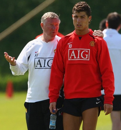 Sir Alex Ferguson (kiri) kerap memberi motivasi dan menanamkan percaya diri kepada Cristiano Ronaldo selama di Manchester United. (Foto: The Sun)