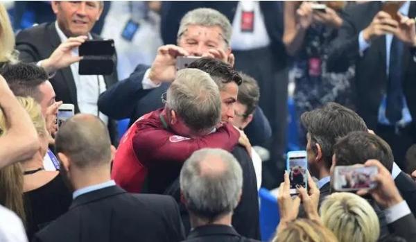 Sir Alex Ferguson memeluk erat Cristiano Ronaldo saat dia menjuarai Euro 2016 bersama Portugal. (Foto: The Sun)