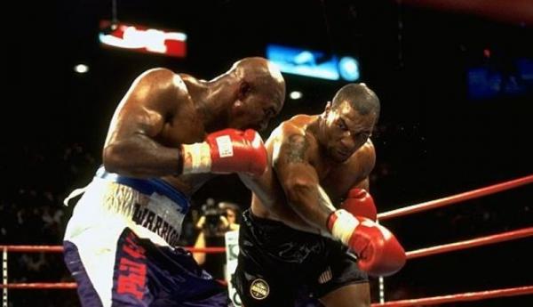 Duel Mike Tyson vs Evander Holyfield Duel Mike Tyson vs Evander Holyfield pada 1997 lalu (Foto: The Irish Times)