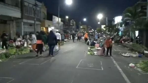 inews.id_pasar subuh salatiga3 Pasar subuh di Kota Salatiga, Jateng, di Jalan Jenderal Sudirman. (Foto: iNews/Lurisa Lulu)