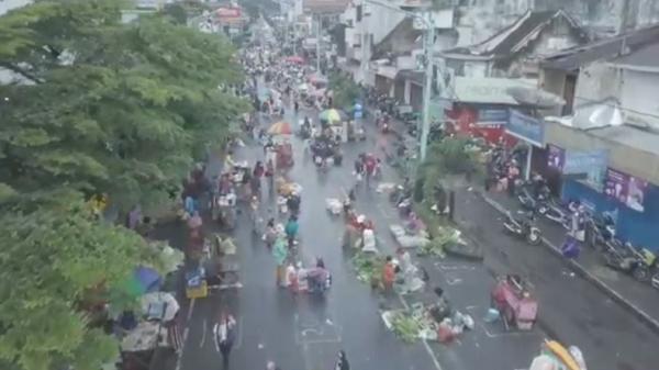 Pasar subuh di Kota Salatiga, Jateng, di Jalan Jenderal Sudirman. (Foto: iNews/Lurisa Lulu)