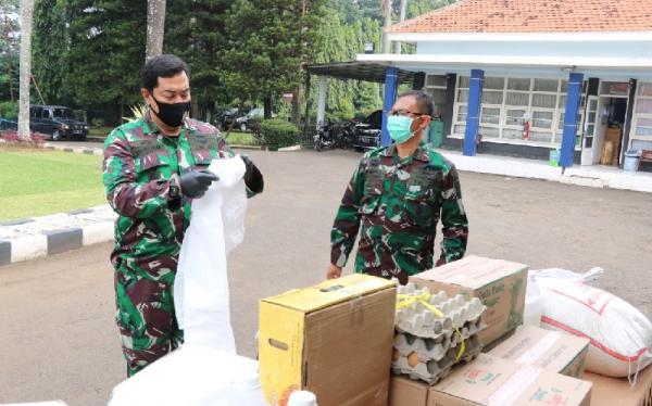 perwira karier tni au 95 1 Perwira Prajurit Karier TNI AU 1995 (Pakar 95) menyalurkan bantuan alat pelindung diri (APD) dan sembako ke RSAU Esnawan Antariksa di Halim Perdanakusuma, Jakarta, Jumat (9/5/2020). (Foto: Istimewa)
