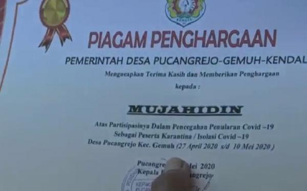 Piagam Piagam penghargaan bagi pemudik di Kendal yang telah dikarantina (Foto: iNews/Eddie Prayitno)
