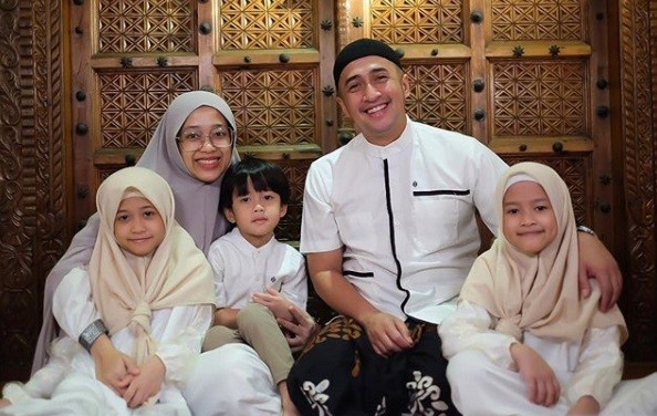 Irfan Hakim bersama keluarganya. (YouTube deHakim)