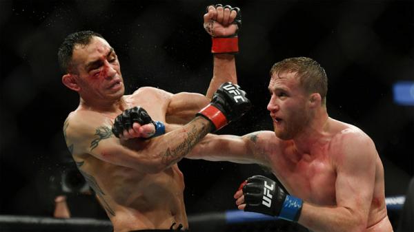 Gaethje Tony Ferguson Justin Gaethje (kanan) melepaskan pukulan ke wajah Tony Ferguson pada UFC 249 di Florida, AS, Minggu (10/5/2020) siang WIB. (Foto: USA Today)