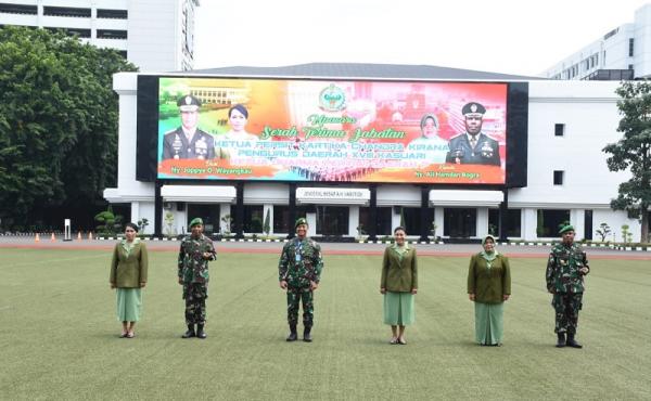 ksad 2 Mayjen TNI Joppye Onesimus Wayangkau dan Mayjen TNI Ali Hamdan Bogra berfoto bersama KSAD Jenderal Andika Perkasa. (Foto: Dispenad)