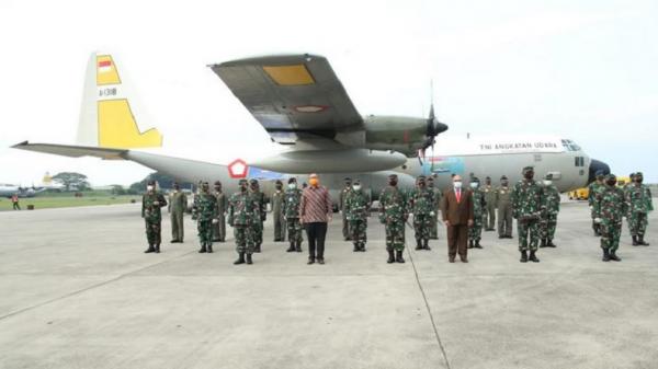 TNI TNI mengirimkan bantuan kemanusiaan sebanyak 12,9 ton berupa bahan makanan dan minuman serta sejumlah barang lainnya ke Fiji. (Foto: Puspen TNI).