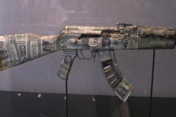 Senjata AK-47 Senjata AK-47 berlapis dolar (Foto: The Sun)