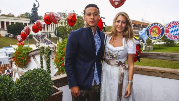 Thiago Alcantara dengan istrinya, Julia Vigas. (Foto: .t-online.de)