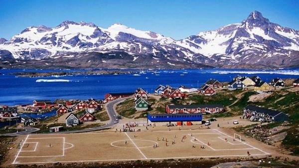 Lapangan Sepak Bola di Greenland (foto: Dailymail)
