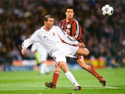 Zidane voli Zinedine Zidane melakukan tendangan voli di final Liga Champions 2001/2002