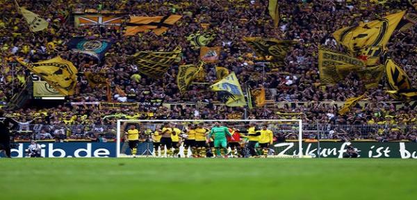 Borussia Dortmund Borussia Dortmund tampil di depan publik Signal Iduna Park (foto: 90min)