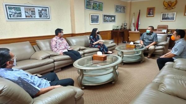 Mnc Peduli Bogor2 Ketua DPW PPP Sulsel Bagikan Paket sembako ke Warga Pangkep (foto ady/iNews)