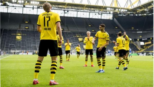 Haaland Celebration Selebrasi gol Social Distancing ala Erling Haaland saat Borussia Dortmund menang 4-0 atas Schalke (foto: Yahoo sports)