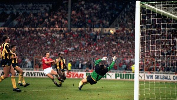 Gol Lee Andrew Martin memastikan kemenangan 1-0 Manchester United atas Crystal Palace pada replay final Piala FA di Wembley, 17 Mei 1990. (Foto: BT Sport)