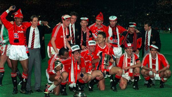 Pasukan Manchester United merayakan sukses menjuarai Piala FA 1990 di Stadion Wembley, 17 Mei 1990. (Foto: BT Sport)