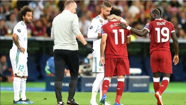 Salah UCL Mohamed Salah tak bisa melanjutkan pertandingan saat Liverpool jumpa Real Madrid di final Liga Champions 2017/2018 (foto: Skysports)